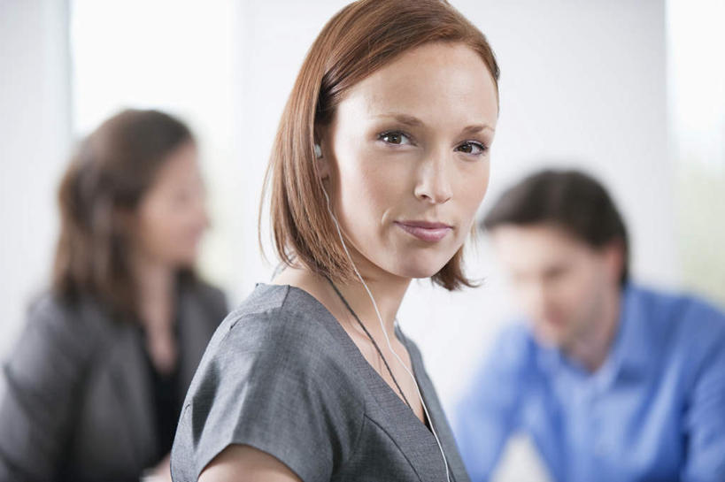 西方人,三个人,同事,商务人士,商务男性,商务女性,坐,笑,微笑,横图,室内,白天,侧面,衬衫,成功,合作,团队,集体,信心,窗户,欧洲,欧洲人,套装,朦胧,模糊,墙,注视,队伍,玻璃窗,墙壁,墙面,观察,看,观看,察看,领导,成就,关注,商务装,合伙,领袖,工薪阶层,男人,男性,年轻男性,年轻女性,女人,女性,白种人,白领,上班族,坐着,半身,彩图,衬衣