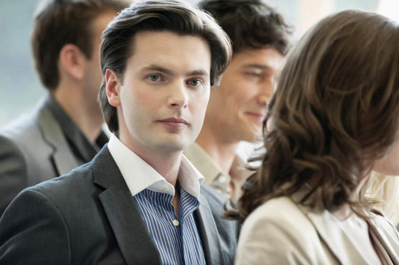 西方人,脸,头,脸颊,四个人,同事,商务人士,商务男性,商务女性,站,笑,微笑,横图,室内,白天,正面,衬衫,成功,合作,团队,集体,信心,欧洲,欧洲人,套装,注视,队伍,肩膀,观察,看,站着,观看,察看,领导,成就,关注,商务装,合伙,领袖,工薪阶层,男人,男性,女人,女性,中年男性,中年女性,白种人,头部,脸部,脸蛋,面部,白领,上班族,站立,半身,彩图,衬衣