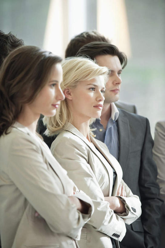 西方人,同事,商务人士,商务男性,商务女性,站,双手交叉,竖图,室内,白天,侧面,衬衫,成功,合作,团队,集体,信心,欧洲,欧洲人,套装,许多人,注视,队伍,观察,看,站着,一群人,观看,察看,领导,双手抱胸,成就,关注,商务装,合伙,领袖,工薪阶层,男人,男性,年轻男性,年轻女性,女人,女性,中年男性,白种人,白领,上班族,站立,半身,彩图,衬衣