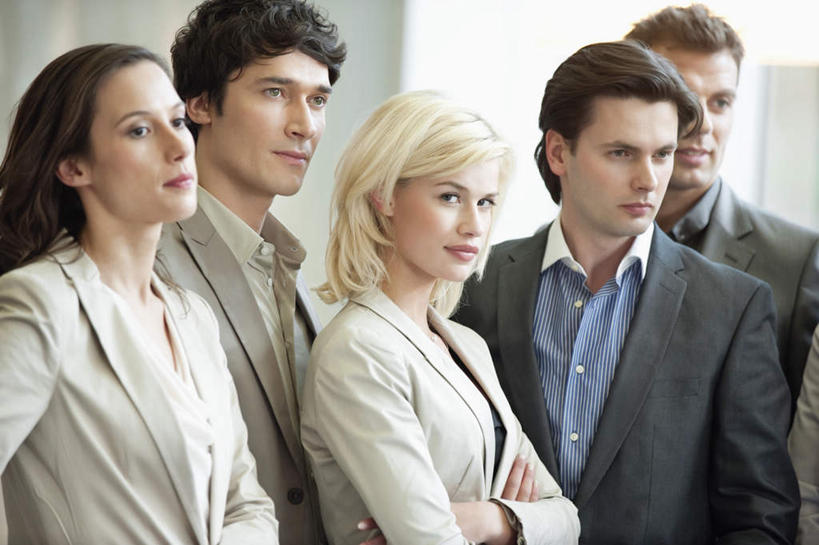 西方人,同事,商务人士,商务男性,商务女性,站,双手交叉,横图,室内,白天,侧面,衬衫,成功,合作,团队,集体,信心,欧洲,欧洲人,五个人,套装,许多人,注视,队伍,观察,看,站着,一群人,观看,察看,领导,双手抱胸,成就,关注,商务装,合伙,领袖,工薪阶层,男人,男性,年轻男性,年轻女性,女人,女性,中年男性,白种人,白领,上班族,站立,半身,彩图,衬衣