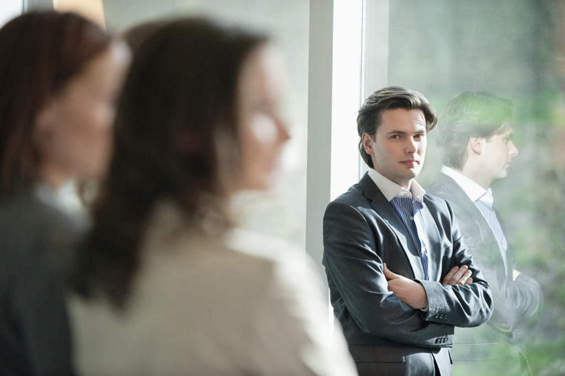 西方人,背部,三个人,同事,商务人士,商务男性,商务女性,站,双手交叉,横图,室内,白天,正面,衬衫,成功,合作,团队,集体,信心,窗户,欧洲,欧洲人,套装,朦胧,模糊,墙,注视,队伍,玻璃窗,墙壁,墙面,观察,看,站着,观看,察看,领导,双手抱胸,成就,关注,商务装,合伙,领袖,工薪阶层,男人,男性,女人,女性,中年男性,中年女性,白种人,白领,上班族,站立,半身,彩图,衬衣