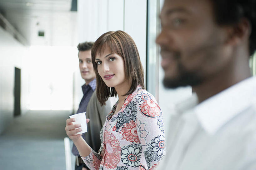 西方人,胡须,三个人,同事,商务人士,商务男性,商务女性,站,笑,微笑,露齿笑,横图,室内,白天,侧面,衬衫,成功,合作,团队,集体,信心,窗户,杯子,欧洲,非洲,黑人,欧洲人,握,套装,服装,墙,走道,走廊,过道,拿,拿着,注视,休闲装,队伍,玻璃窗,墙壁,墙面,衣服,纸制品,观察,看,站着,休闲,休闲服,握着,服饰,观看,纸杯,察看,领导,成就,关注,一次性杯子,商务装,合伙,领袖,工薪阶层,男人,男性,年轻男性,年轻女性,女人,女性,白种人,非洲人,胡子,络腮胡,白领,上班族,站立,半身,彩图,衬衣