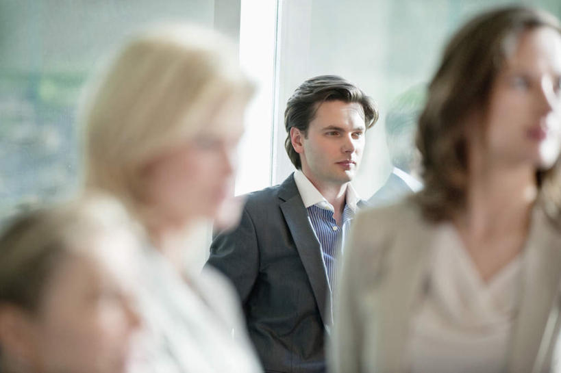 西方人,四个人,同事,商务人士,商务男性,商务女性,站,笑,微笑,横图,室内,白天,正面,衬衫,成功,合作,团队,集体,信心,窗户,欧洲,欧洲人,套装,朦胧,模糊,注视,队伍,玻璃窗,观察,看,站着,观看,察看,领导,成就,关注,商务装,合伙,领袖,工薪阶层,男人,男性,年轻男性,年轻女性,女人,女性,中年男性,白种人,白领,上班族,站立,半身,彩图,衬衣