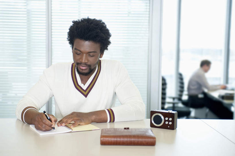 西方人,胡须,两个人,同事,商务人士,商务男性,办公室,坐,横图,室内,白天,正面,衬衫,成功,合作,团队,集体,信心,窗户,家具,桌子,欧洲,非洲,黑人,欧洲人,握,套装,笔,材料,档案,文件,纸,办公桌,墙,办公用品,拿,拿着,注视,设备,队伍,水笔,玻璃窗,墙壁,墙面,文具,手稿,学习用品,收音机,资料,观察,看,握着,观看,文具用品,证明,信号,无线电,察看,领导,成就,关注,广播,文档,商务装,合伙,领袖,工薪阶层,办公家具,无线电技术,男人,男性,年轻男性,白种人,非洲人,胡子,络腮胡,白领,上班族,坐着,半身,彩图,衬衣