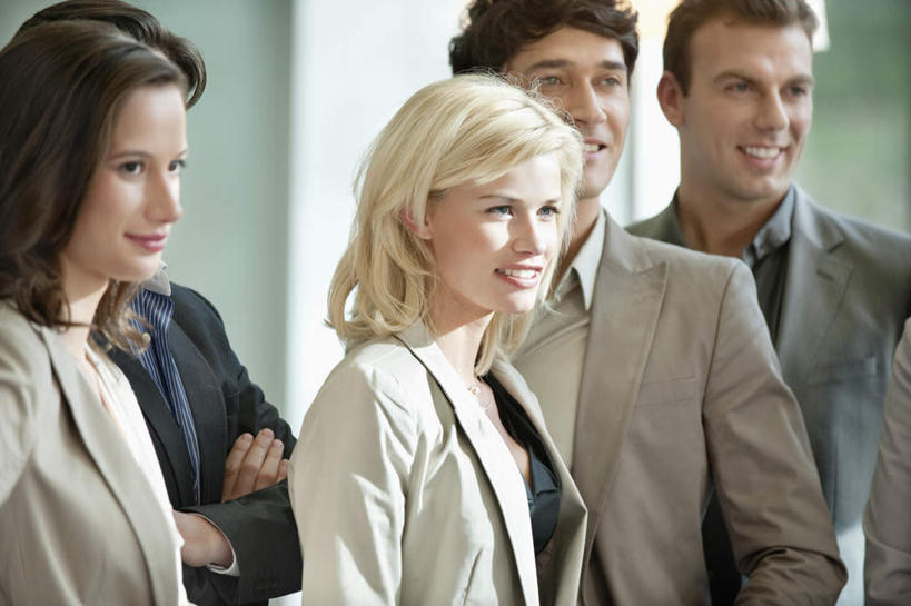 西方人,同事,商务人士,商务男性,商务女性,站,笑,双手交叉,微笑,露齿笑,横图,室内,白天,侧面,衬衫,成功,合作,团队,集体,信心,欧洲,欧洲人,五个人,套装,许多人,注视,队伍,观察,看,站着,一群人,观看,察看,领导,双手抱胸,成就,关注,商务装,合伙,领袖,工薪阶层,男人,男性,年轻男性,年轻女性,女人,女性,中年男性,白种人,白领,上班族,站立,半身,彩图,衬衣