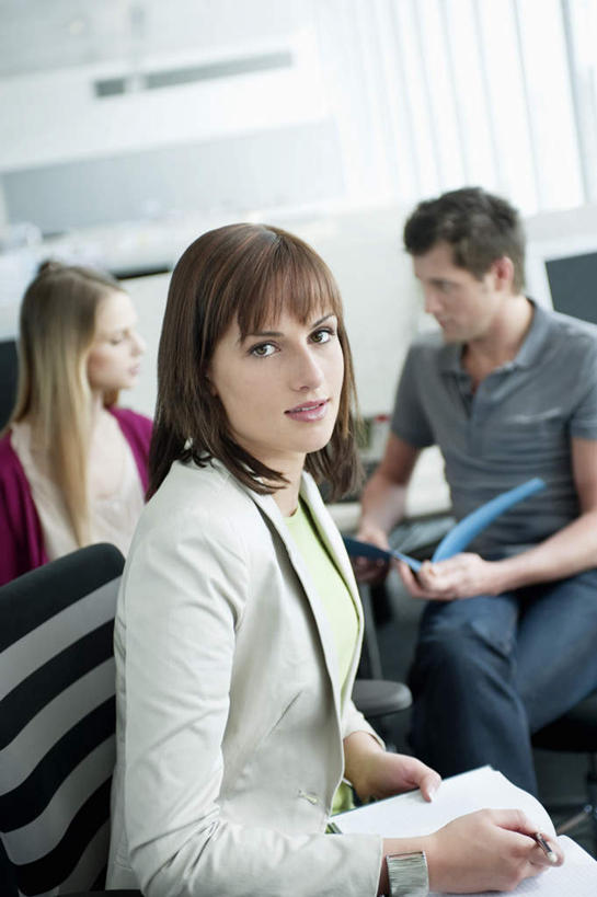 西方人,三个人,同事,商务人士,商务男性,商务女性,坐,竖图,室内,白天,侧面,衬衫,成功,合作,团队,集体,信心,椅子,欧洲,欧洲人,握,套装,笔,材料,档案,文件,纸,办公用品,拿,拿着,注视,队伍,水笔,文具,装饰品,会议椅,饰品,手稿,手链,首饰,学习用品,资料,观察,看,握着,手镯,观看,办公椅,文具用品,证明,察看,领导,成就,关注,文档,商务装,镯子,合伙,领袖,工薪阶层,商务椅,培训椅,男人,男性,年轻男性,年轻女性,女人,女性,中年男性,白种人,白领,上班族,坐着,半身,彩图,衬衣