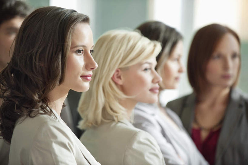 西方人,同事,商务人士,商务男性,商务女性,站,笑,微笑,横图,室内,白天,侧面,衬衫,成功,合作,团队,集体,信心,欧洲,欧洲人,五个人,套装,朦胧,模糊,许多人,注视,队伍,观察,看,站着,一群人,观看,察看,领导,成就,关注,商务装,合伙,领袖,工薪阶层,男人,男性,年轻男性,年轻女性,女人,女性,中年男性,白种人,白领,上班族,站立,半身,彩图,衬衣