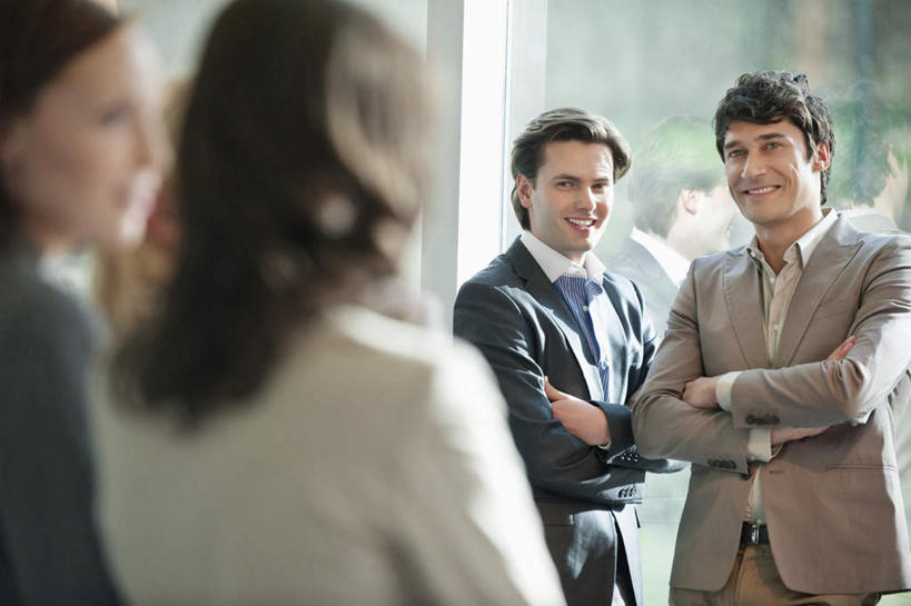 西方人,背部,四个人,同事,商务人士,商务男性,商务女性,站,笑,双手交叉,微笑,露齿笑,横图,室内,白天,正面,衬衫,成功,合作,团队,集体,信心,窗户,欧洲,欧洲人,套装,朦胧,模糊,注视,队伍,玻璃窗,相视,观察,看,站着,面对面,观看,对视,察看,领导,双手抱胸,互视,成就,关注,相对,商务装,合伙,领袖,工薪阶层,相看,男人,男性,女人,女性,中年男性,中年女性,白种人,白领,上班族,站立,半身,彩图,衬衣