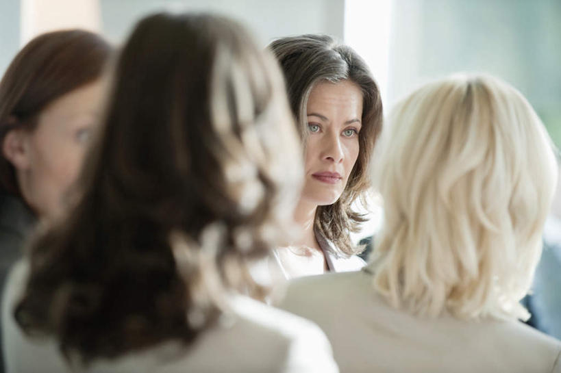 西方人,脸,头,脸颊,背部,四个人,同事,商务人士,商务女性,站,横图,室内,白天,正面,成功,合作,团队,集体,信心,欧洲,欧洲人,套装,注视,队伍,肩膀,观察,看,站着,观看,察看,领导,成就,关注,商务装,合伙,领袖,工薪阶层,年轻女性,女人,女性,中年女性,白种人,头部,脸部,脸蛋,面部,白领,上班族,站立,半身,彩图