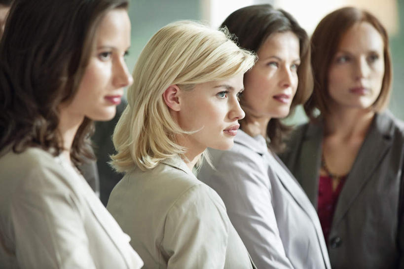 西方人,四个人,同事,商务人士,商务女性,站,笑,微笑,横图,室内,白天,侧面,成功,合作,团队,集体,信心,欧洲,欧洲人,一排,套装,整齐,注视,队伍,排列,观察,看,站着,观看,察看,领导,成就,队列,关注,商务装,合伙,领袖,工薪阶层,年轻女性,女人,女性,中年女性,白种人,白领,上班族,站立,半身,彩图