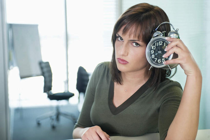 西方人,一个人,商务人士,商务女性,坐,横图,室内,白天,正面,椅子,闹钟,欧洲,欧洲人,仅一个年轻女性,仅一个女性,仅一个人,握,套装,时间,标志,时钟,数字,文字,字符,指针,拿,计时,拿着,注视,标识,一个,会议椅,钟表,观察,看,表,时针,握着,阿拉伯数字,单个,观看,办公椅,察看,分针,关注,商务装,工薪阶层,商务椅,培训椅,年轻女性,女人,女性,白种人,白领,上班族,钟,坐着,半身,彩图