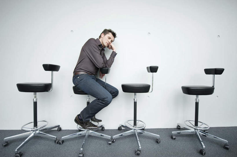 西方人,一个人,商务人士,商务女性,坐,横图,室内,白天,侧面,椅子,欧洲,欧洲人,仅一个男性,仅一个人,仅一个中年男性,一排,撑,套装,整齐,墙,托腮,注视,墙壁,墙面,排列,会议椅,观察,看,托,四个,观看,办公椅,察看,队列,关注,托下巴,商务装,工薪阶层,商务椅,培训椅,男人,男性,中年男性,白种人,白领,上班族,坐着,彩图,全身