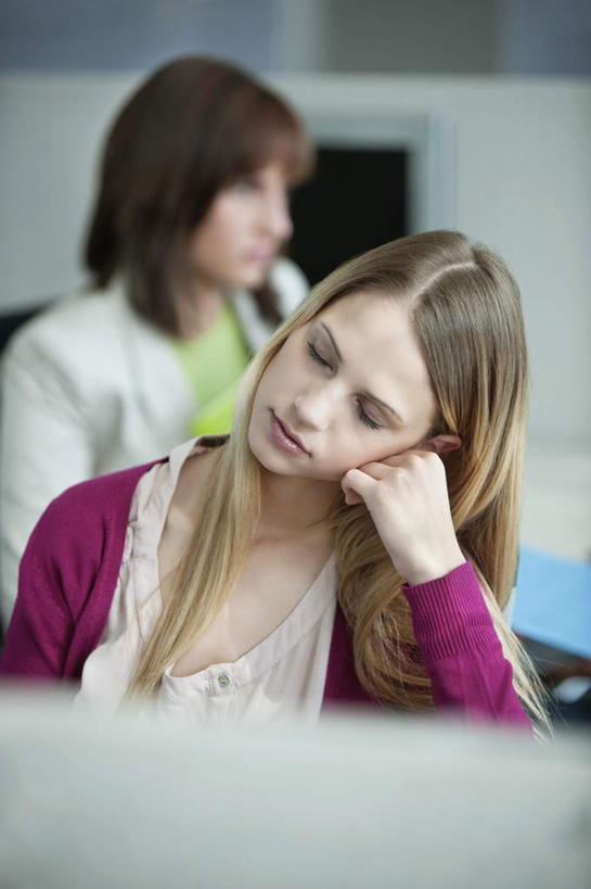 西方人,两个人,同事,商务人士,商务女性,办公室,坐,闭眼,睡,竖图,室内,白天,正面,成功,合作,团队,集体,信心,家具,桌子,椅子,欧洲,欧洲人,撑,套装,朦胧,模糊,办公桌,托腮,队伍,会议椅,托,办公椅,领导,成就,托下巴,商务装,合伙,领袖,工薪阶层,办公家具,商务椅,培训椅,年轻女性,女人,女性,白种人,白领,上班族,闭眼睛,闭着眼,闭着眼睛,困,困觉,寝息,睡觉,坐着,半身,彩图