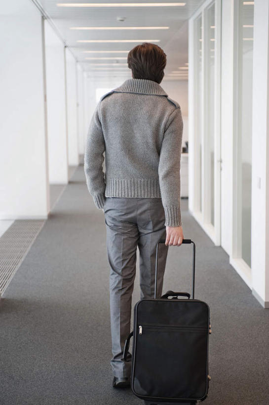 西方人,一个人,商务人士,商务女性,走,竖图,室内,白天,欧洲,欧洲人,仅一个男性,仅一个人,仅一个中年男性,握,套装,拉杆箱,旅行箱,墙,走道,走廊,过道,拿,拿着,墙壁,墙面,背面,行李箱,箱子,握着,出差,商务装,手插袋,单手插袋,工薪阶层,单手抄兜,单手放兜,男人,男性,中年男性,白种人,白领,上班族,步行,插兜,散步,手插兜,手放口袋,走路,彩图,全身,旅行,手抄兜