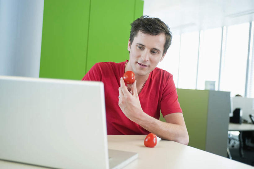 西方人,一个人,商务人士,商务男性,办公室,坐,笑,微笑,横图,室内,白天,正面,衬衫,电脑,笔记本电脑,家具,桌子,蔬菜,西红柿,欧洲,欧洲人,仅一个男性,仅一个人,仅一个中年男性,握,套装,服装,新鲜,网络,办公桌,食品,拿,拿着,注视,休闲装,通讯设备,食物,衣服,红色,观察,看,休闲,休闲服,握着,服饰,有机食品,绿色食品,观看,一台,察看,无线,关注,通信设备,商务装,无线网络,无线上网,便携式电脑,工薪阶层,办公家具,手提电脑,男人,男性,中年男性,白种人,白领,上班族,番茄,坐着,半身,彩图,衬衣