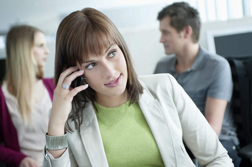 西方人,三个人,同事,商务人士,商务男性,商务女性,坐,说,打电话,横图,室内,白天,正面,衬衫,讨论,成功,合作,团队,集体,信心,电话,手机,欧洲,欧洲人,撑,握,套装,服装,朦胧,模糊,拿,拿着,托腮,注视,休闲装,通讯设备,队伍,装饰品,衣服,饰品,手链,首饰,观察,看,托,休闲,休闲服,握着,服饰,手镯,观看,察看,领导,成就,关注,托下巴,商务装,镯子,合伙,领袖,工薪阶层,一部,交流,男人,男性,年轻男性,年轻女性,女人,女性,白种人,白领,上班族,沟通,讲话,交谈,商讨,说话,谈话,通话,坐着,半身,彩图,衬衣