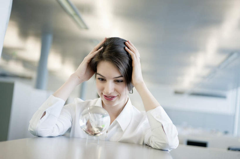 西方人,一个人,商务人士,商务女性,办公室,坐,笑,微笑,露齿笑,横图,室内,白天,正面,家具,桌子,照明,欧洲,欧洲人,仅一个年轻女性,仅一个女性,仅一个人,撑,阴影,套装,朦胧,模糊,透明,光线,影子,办公桌,灯光,水晶,注视,顶灯,灯,灯具,观察,看,球体,水晶球,观看,照亮,察看,撑着,照明设备,关注,商务装,工薪阶层,办公家具,年轻女性,女人,女性,白种人,白领,上班族,坐着,半身,彩图