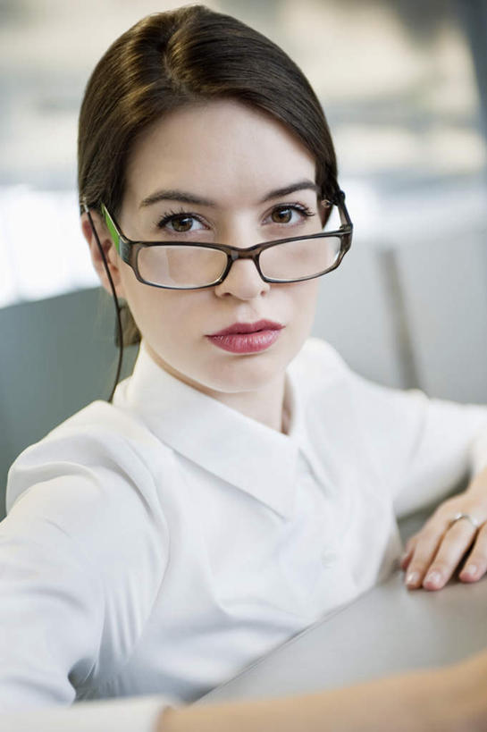 西方人,脸,头,脸颊,一个人,商务人士,商务女性,坐,竖图,室内,特写,白天,正面,欧洲,欧洲人,仅一个年轻女性,仅一个女性,仅一个人,套装,朦胧,模糊,眼镜,注视,肩膀,观察,看,观看,察看,关注,商务装,近视眼镜,工薪阶层,年轻女性,女人,女性,白种人,头部,脸部,脸蛋,面部,白领,上班族,坐着,半身,彩图