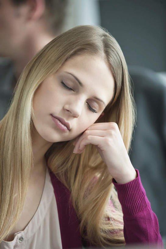 西方人,脸,头,脸颊,两个人,同事,商务人士,商务女性,办公室,坐,闭眼,睡,竖图,室内,特写,白天,正面,成功,合作,团队,集体,信心,欧洲,欧洲人,撑,套装,服装,朦胧,模糊,托腮,休闲装,队伍,衣服,托,休闲,休闲服,服饰,领导,成就,托下巴,商务装,合伙,领袖,工薪阶层,年轻女性,女人,女性,白种人,头部,脸部,脸蛋,面部,白领,上班族,闭眼睛,闭着眼,闭着眼睛,困,困觉,寝息,睡觉,坐着,半身,彩图