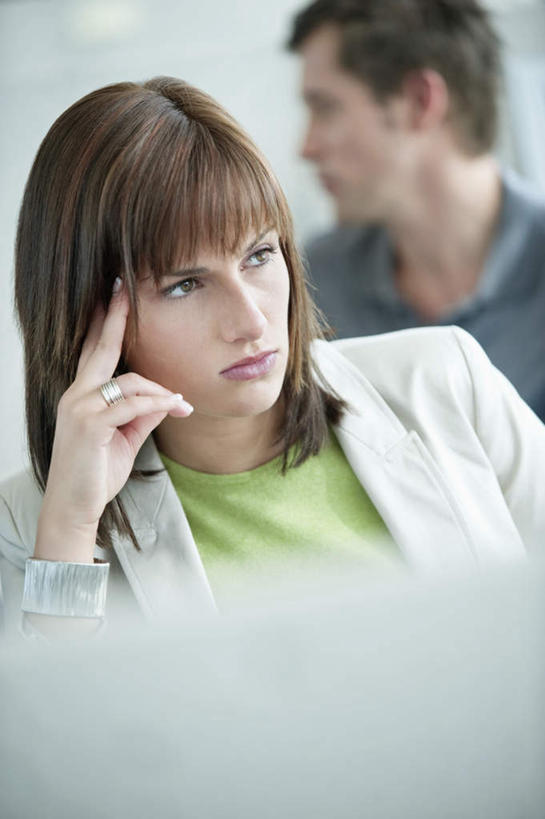 西方人,两个人,同事,商务人士,商务男性,商务女性,办公室,坐,竖图,室内,白天,正面,衬衫,成功,合作,团队,集体,信心,欧洲,欧洲人,撑,套装,朦胧,模糊,托腮,注视,队伍,观察,看,托,观看,察看,领导,成就,关注,托下巴,商务装,合伙,领袖,工薪阶层,男人,男性,年轻男性,年轻女性,女人,女性,白种人,白领,上班族,坐着,半身,彩图,衬衣