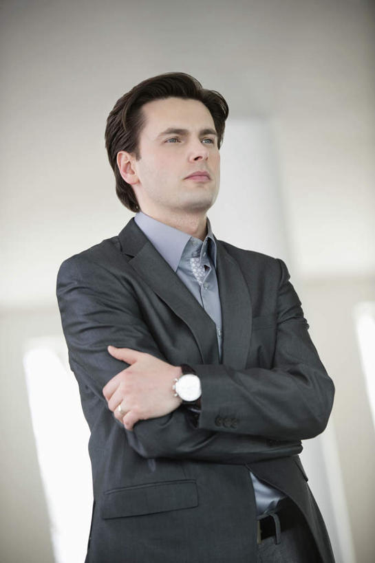 西方人,一个人,商务人士,商务女性,站,双手交叉,竖图,室内,白天,正面,欧洲,欧洲人,仅一个男性,仅一个人,仅一个中年男性,套装,时间,时钟,手表,墙,领带,计时,注视,墙壁,墙面,钟表,观察,看,站着,表,观看,腕表,察看,双手抱胸,象征,庄重,关注,商务装,身份,工薪阶层,正式,地位,男人,男性,中年男性,白种人,白领,上班族,钟,站立,半身,彩图