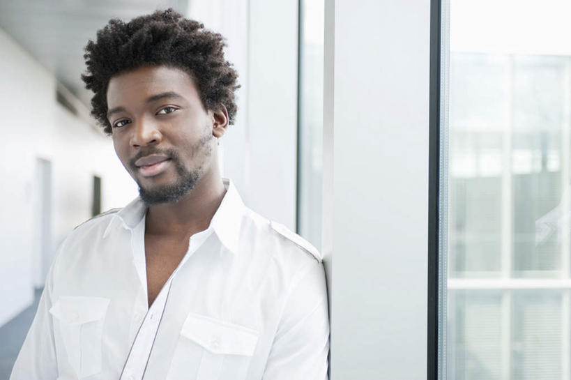 西方人,胡须,一个人,商务人士,商务男性,站,笑,微笑,横图,室内,白天,正面,衬衫,窗户,欧洲,非洲,黑人,欧洲人,仅一个男性,仅一个人,套装,墙,走道,走廊,过道,注视,玻璃窗,墙壁,墙面,仅一个年轻男性,观察,看,站着,观看,察看,关注,商务装,工薪阶层,男人,男性,年轻男性,非洲人,胡子,络腮胡,白领,上班族,站立,半身,彩图,衬衣