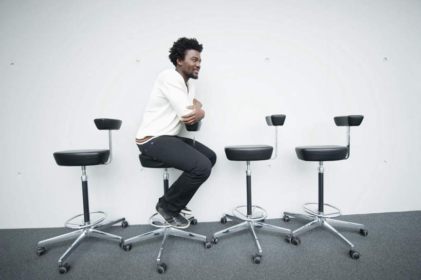 西方人,胡须,一个人,商务人士,商务男性,坐,双手交叉,横图,室内,白天,侧面,衬衫,椅子,欧洲,非洲,黑人,欧洲人,仅一个男性,仅一个人,一排,套装,整齐,墙,注视,墙壁,墙面,排列,仅一个年轻男性,会议椅,观察,看,四个,观看,办公椅,察看,双手抱胸,队列,关注,商务装,工薪阶层,商务椅,培训椅,男人,男性,年轻男性,非洲人,胡子,络腮胡,白领,上班族,坐着,彩图,全身,衬衣