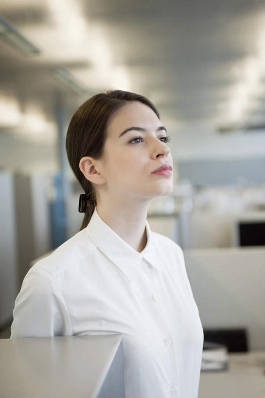 西方人,一个人,商务人士,商务女性,办公室,站,竖图,室内,白天,正面,家具,桌子,照明,欧洲,欧洲人,仅一个年轻女性,仅一个女性,仅一个人,阴影,套装,朦胧,模糊,光线,影子,办公桌,灯光,注视,顶灯,灯,灯具,观察,看,站着,观看,照亮,察看,照明设备,关注,商务装,工薪阶层,办公家具,年轻女性,女人,女性,白种人,白领,上班族,站立,半身,彩图