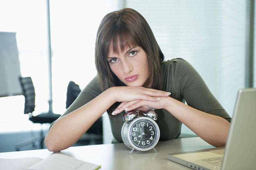 西方人,一个人,商务人士,商务女性,办公室,坐,横图,室内,白天,正面,电脑,笔记本电脑,家具,桌子,闹钟,欧洲,欧洲人,仅一个年轻女性,仅一个女性,仅一个人,套装,时间,网络,标志,时钟,数字,文字,字符,办公桌,指针,计时,注视,通讯设备,标识,一个,钟表,观察,看,趴着,表,时针,阿拉伯数字,单个,观看,一台,察看,无线,分针,关注,通信设备,商务装,无线网络,无线上网,便携式电脑,工薪阶层,办公家具,手提电脑,年轻女性,女人,女性,白种人,白领,上班族,钟,趴,坐着,半身,彩图