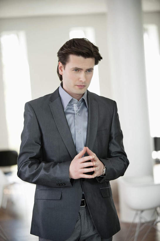 西方人,一个人,商务人士,商务女性,站,双手交叉,竖图,室内,白天,正面,窗户,欧洲,欧洲人,仅一个男性,仅一个人,仅一个中年男性,套装,墙,领带,注视,玻璃窗,墙壁,墙面,观察,看,站着,观看,察看,象征,庄重,关注,商务装,身份,工薪阶层,正式,地位,男人,男性,中年男性,白种人,白领,上班族,十字手,站立,半身,彩图