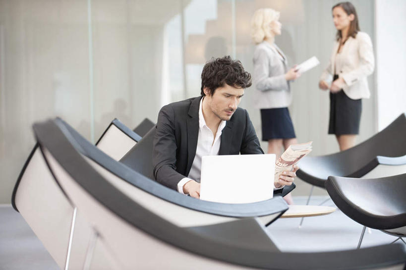 西方人,三个人,同事,商务人士,商务男性,商务女性,站,坐,横图,室内,白天,正面,衬衫,成功,合作,团队,集体,信心,电脑,显示器,鼠标,键盘,窗户,椅子,欧洲,欧洲人,握,套装,网络,材料,档案,文件,纸,墙,拿,拿着,注视,输入设备,通讯设备,队伍,玻璃窗,墙壁,墙面,会议椅,手稿,资料,观察,看,站着,台式电脑,握着,观看,办公椅,证明,察看,领导,成就,关注,文档,通信设备,商务装,合伙,领袖,工薪阶层,输出设备,商务椅,培训椅,男人,男性,年轻男性,年轻女性,女人,女性,白种人,白领,上班族,站立,坐着,半身,彩图,衬衣