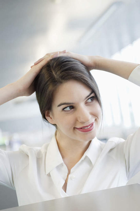 西方人,一个人,商务人士,商务女性,办公室,坐,笑,微笑,露齿笑,竖图,室内,白天,正面,家具,桌子,欧洲,欧洲人,仅一个年轻女性,仅一个女性,仅一个人,抱头,套装,朦胧,模糊,办公桌,注视,观察,看,观看,察看,关注,商务装,工薪阶层,办公家具,捧首,捧头,年轻女性,女人,女性,白种人,白领,上班族,坐着,半身,彩图