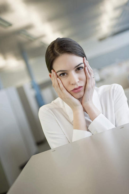 西方人,一个人,商务人士,商务女性,办公室,坐,竖图,室内,白天,正面,家具,桌子,照明,欧洲,欧洲人,仅一个年轻女性,仅一个女性,仅一个人,撑,阴影,套装,惊讶,光线,影子,办公桌,灯光,托腮,注视,顶灯,灯,灯具,观察,看,托,观看,惊奇,照亮,察看,照明设备,关注,托下巴,商务装,工薪阶层,办公家具,诧异,年轻女性,女人,女性,白种人,白领,上班族,坐着,半身,彩图