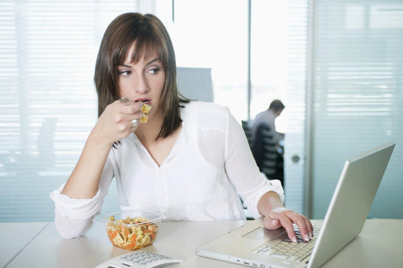 面食,面条,意大利面,西方人,背部,两个人,同事,商务人士,商务男性,商务女性,办公室,坐,吃,横图,室内,白天,正面,衬衫,西餐,成功,合作,团队,集体,信心,电脑,笔记本电脑,窗户,家具,桌子,玻璃,欧洲,欧洲人,一堆,许多,敲打,握,阴影,堆叠,堆积,套装,反射,网络,影子,办公桌,面,料理,食品,注视,输入,通讯设备,队伍,玻璃窗,玻璃制品,食物,容器,碗,打字,观察,看,西式,握着,观看,储藏,堆,点击,一台,敲击,察看,无线,领导,成就,储存,关注,通信设备,商务装,无线网络,合伙,领袖,无线上网,便携式电脑,工薪阶层,办公家具,按键,手提电脑,男人,男性,年轻男性,年轻女性,女人,女性,白种人,白领,上班族,嚼,食,坐着,半身,彩图,衬衣,贮存