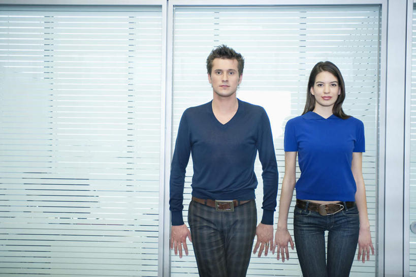 西方人,两个人,同事,商务人士,商务男性,商务女性,站,笑,微笑,露齿笑,横图,室内,白天,正面,衬衫,成功,合作,团队,集体,信心,窗户,门,欧洲,欧洲人,阴影,套装,反射,影子,百叶窗,注视,队伍,门框,观察,看,靠,靠着,站着,观看,察看,领导,成就,关注,商务装,合伙,领袖,工薪阶层,男人,男性,年轻女性,女人,女性,中年男性,白种人,白领,上班族,站立,半身,彩图,衬衣