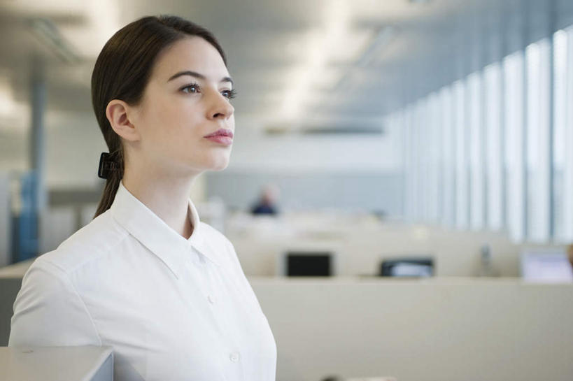 西方人,一个人,商务人士,商务女性,站,横图,室内,白天,侧面,电脑,显示器,鼠标,键盘,椅子,欧洲,欧洲人,仅一个年轻女性,仅一个女性,仅一个人,阴影,套装,朦胧,模糊,光线,网络,影子,灯光,注视,输入设备,通讯设备,会议椅,观察,看,站着,台式电脑,观看,办公椅,察看,关注,通信设备,商务装,工薪阶层,输出设备,商务椅,培训椅,年轻女性,女人,女性,白种人,白领,上班族,站立,半身,彩图