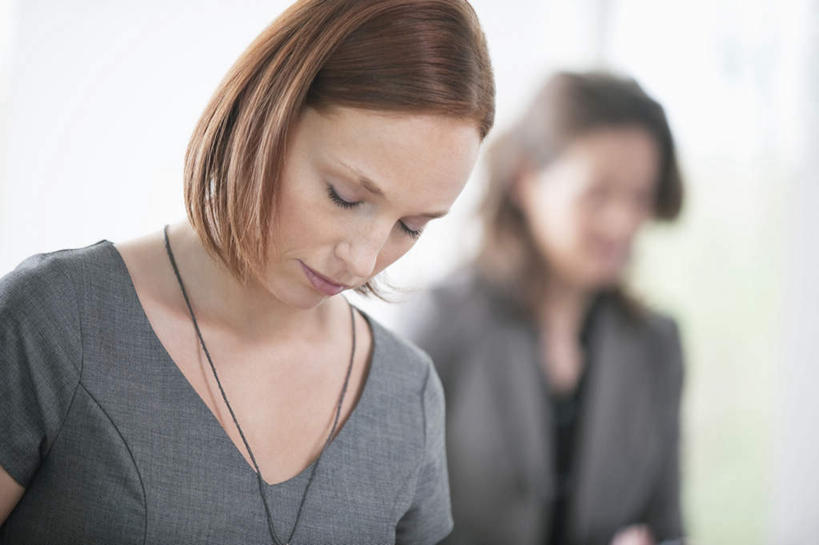 西方人,两个人,同事,商务人士,商务女性,坐,闭眼,睡,横图,室内,白天,正面,成功,合作,团队,集体,信心,项链,欧洲,欧洲人,阴影,套装,朦胧,模糊,反射,影子,队伍,装饰品,饰品,首饰,领导,成就,商务装,合伙,领袖,工薪阶层,年轻女性,女人,女性,中年女性,白种人,白领,上班族,闭眼睛,闭着眼,闭着眼睛,困,困觉,寝息,睡觉,坐着,半身,彩图