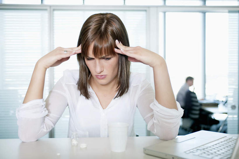 西方人,背部,两个人,同事,商务人士,商务男性,商务女性,办公室,坐,横图,室内,白天,正面,衬衫,按摩,成功,合作,团队,集体,信心,电脑,笔记本电脑,水,窗户,家具,桌子,杯子,欧洲,欧洲人,阴影,套装,反射,网络,液体,影子,办公桌,注视,通讯设备,饮用水,队伍,玻璃窗,玻璃制品,水杯,矿泉水,观察,看,享受,健康,保健,观看,一台,察看,无线,领导,成就,关注,通信设备,商务装,无线网络,合伙,领袖,无线上网,便携式电脑,工薪阶层,蒸馏水,指压,办公家具,手提电脑,男人,男性,年轻男性,年轻女性,女人,女性,白种人,白领,上班族,玻璃杯,坐着,半身,彩图,衬衣,推拿