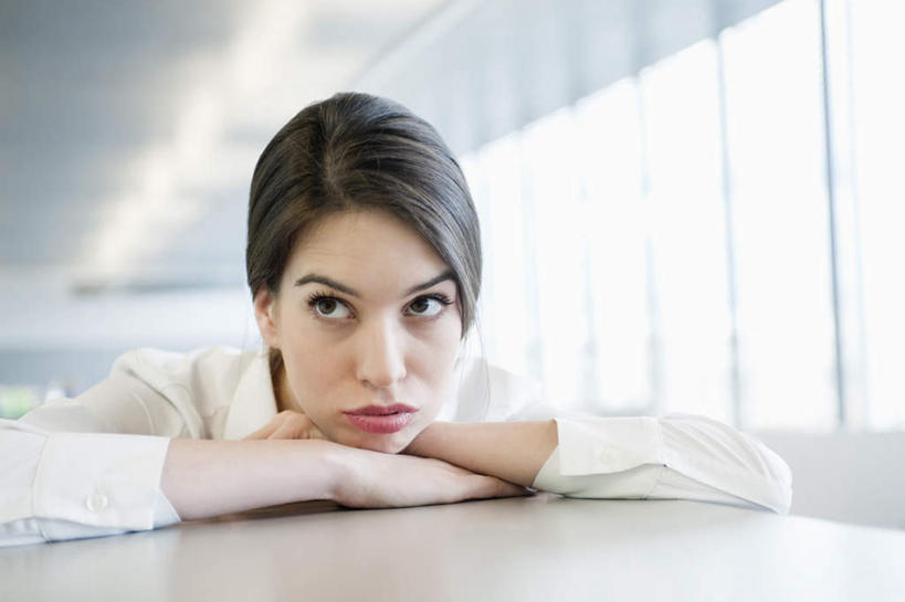 西方人,一个人,商务人士,商务女性,办公室,横图,室内,白天,正面,窗户,家具,桌子,照明,欧洲,欧洲人,仅一个年轻女性,仅一个女性,仅一个人,阴影,套装,朦胧,模糊,光线,影子,办公桌,灯光,注视,顶灯,玻璃窗,灯,灯具,观察,看,搭,观看,照亮,察看,照明设备,搭着,关注,商务装,工薪阶层,办公家具,年轻女性,女人,女性,白种人,白领,上班族,半身,彩图