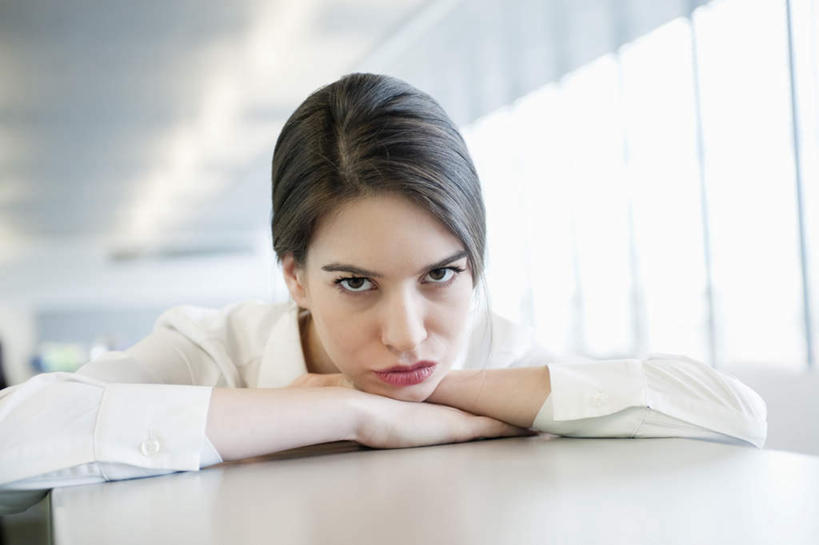 西方人,一个人,商务人士,商务女性,办公室,横图,室内,白天,正面,窗户,家具,桌子,照明,欧洲,欧洲人,仅一个年轻女性,仅一个女性,仅一个人,阴影,套装,朦胧,模糊,光线,影子,办公桌,灯光,注视,顶灯,玻璃窗,灯,灯具,观察,看,搭,观看,照亮,察看,照明设备,搭着,关注,商务装,工薪阶层,办公家具,年轻女性,女人,女性,白种人,白领,上班族,半身,彩图