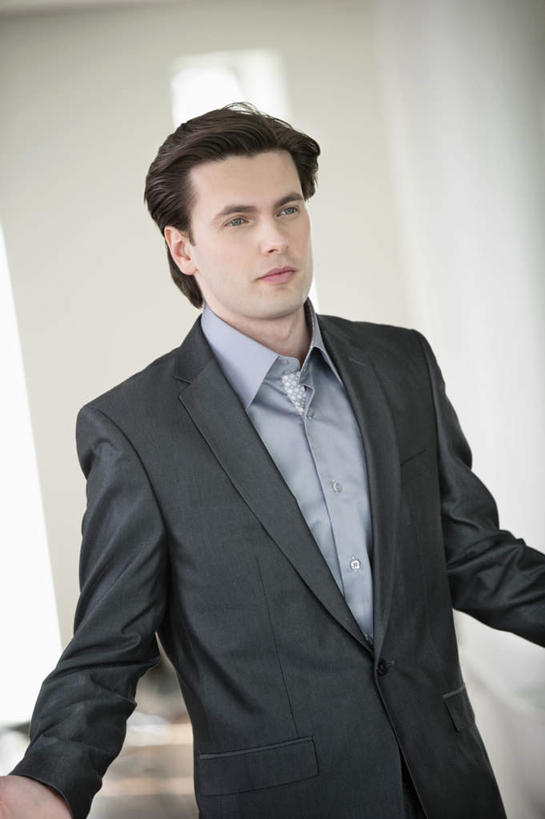 西方人,一个人,商务人士,商务男性,站,竖图,室内,白天,正面,衬衫,欧洲,欧洲人,仅一个男性,仅一个人,仅一个中年男性,阴影,套装,反射,影子,墙,注视,墙壁,墙面,白色,观察,看,双手摊开,站着,观看,察看,关注,商务装,工薪阶层,男人,男性,中年男性,白种人,白领,上班族,站立,半身,彩图,衬衣