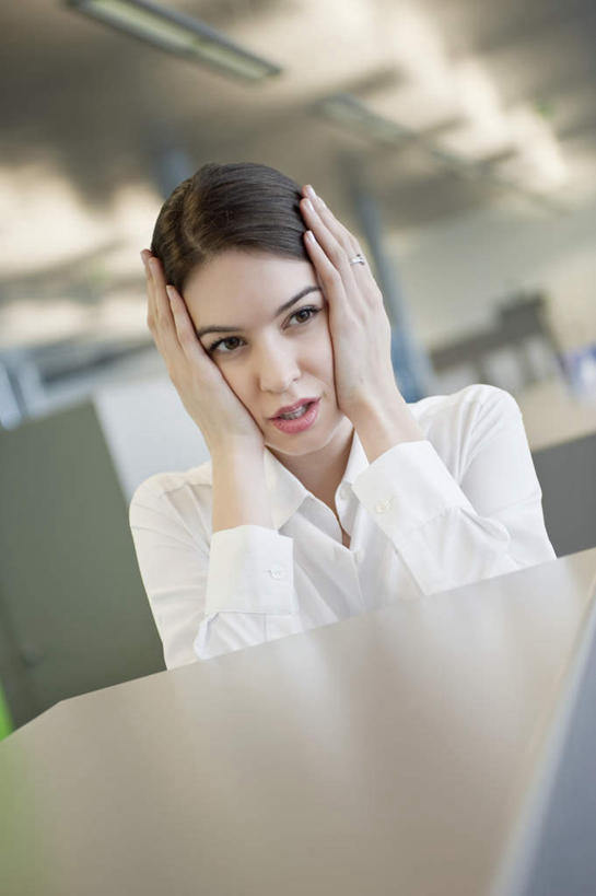 西方人,一个人,商务人士,商务女性,办公室,坐,竖图,室内,白天,正面,家具,桌子,照明,欧洲,欧洲人,仅一个年轻女性,仅一个女性,仅一个人,一排,许多,撑,阴影,套装,朦胧,模糊,整齐,光线,影子,办公桌,灯光,托腮,注视,顶灯,灯,排列,灯具,观察,看,托,观看,照亮,察看,照明设备,队列,关注,托下巴,商务装,工薪阶层,办公家具,年轻女性,女人,女性,白种人,白领,上班族,坐着,半身,彩图