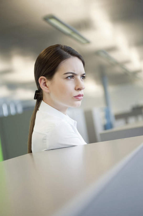 西方人,一个人,商务人士,商务女性,办公室,坐,竖图,室内,白天,侧面,家具,桌子,照明,欧洲,欧洲人,仅一个年轻女性,仅一个女性,仅一个人,一排,许多,阴影,套装,朦胧,模糊,整齐,光线,影子,办公桌,灯光,注视,顶灯,灯,排列,灯具,观察,看,观看,照亮,察看,照明设备,队列,关注,商务装,工薪阶层,办公家具,年轻女性,女人,女性,白种人,白领,上班族,坐着,半身,彩图