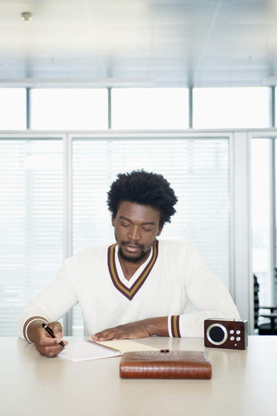 西方人,一个人,商务人士,商务男性,办公室,坐,竖图,室内,白天,正面,衬衫,窗户,家具,桌子,欧洲,非洲,黑人,欧洲人,仅一个男性,仅一个人,握,阴影,套装,反射,笔,材料,档案,文件,影子,百叶窗,办公桌,办公用品,注视,设备,水笔,文具,仅一个年轻男性,学习用品,收音机,资料,低头,观察,看,握着,观看,文具用品,一支,信号,无线电,察看,关注,广播,文档,商务装,工薪阶层,办公家具,无线电技术,男人,男性,年轻男性,非洲人,白领,上班族,坐着,半身,彩图,衬衣