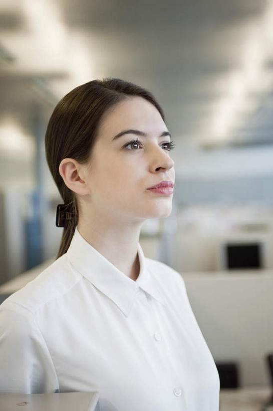 西方人,一个人,商务人士,商务女性,办公室,坐,竖图,室内,白天,侧面,家具,桌子,照明,欧洲,欧洲人,仅一个年轻女性,仅一个女性,仅一个人,一排,许多,阴影,套装,朦胧,模糊,整齐,光线,影子,办公桌,灯光,注视,顶灯,灯,排列,灯具,观察,看,观看,照亮,察看,照明设备,队列,关注,商务装,工薪阶层,办公家具,年轻女性,女人,女性,白种人,白领,上班族,坐着,半身,彩图