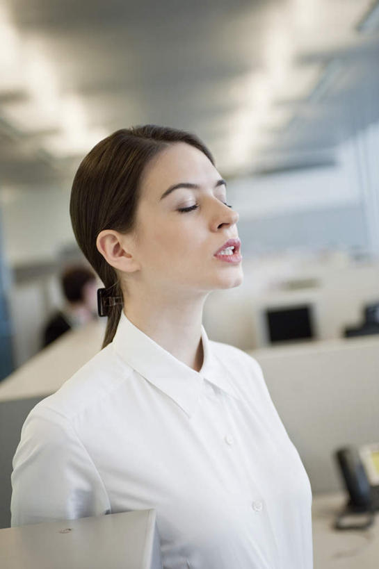 西方人,一个人,商务人士,商务女性,办公室,坐,闭眼,竖图,室内,白天,侧面,家具,桌子,照明,欧洲,欧洲人,仅一个年轻女性,仅一个女性,仅一个人,一排,许多,阴影,套装,朦胧,模糊,整齐,光线,影子,办公桌,灯光,顶灯,灯,排列,灯具,照亮,照明设备,队列,商务装,工薪阶层,办公家具,年轻女性,女人,女性,白种人,白领,上班族,闭眼睛,闭着眼,闭着眼睛,坐着,半身,彩图