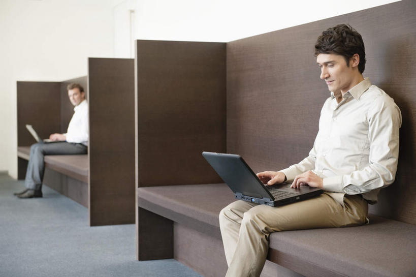 西方人,两个人,同事,商务人士,商务男性,坐,横图,室内,白天,侧面,衬衫,成功,合作,团队,集体,信心,电脑,笔记本电脑,椅子,欧洲,欧洲人,敲打,阴影,套装,反射,网络,影子,墙,注视,输入,通讯设备,队伍,墙壁,墙面,白色,打字,观察,看,观看,点击,敲击,两台,察看,无线,领导,成就,关注,通信设备,商务装,无线网络,合伙,领袖,无线上网,便携式电脑,工薪阶层,按键,手提电脑,男人,男性,年轻男性,中年男性,白种人,白领,上班族,坐着,半身,彩图,衬衣