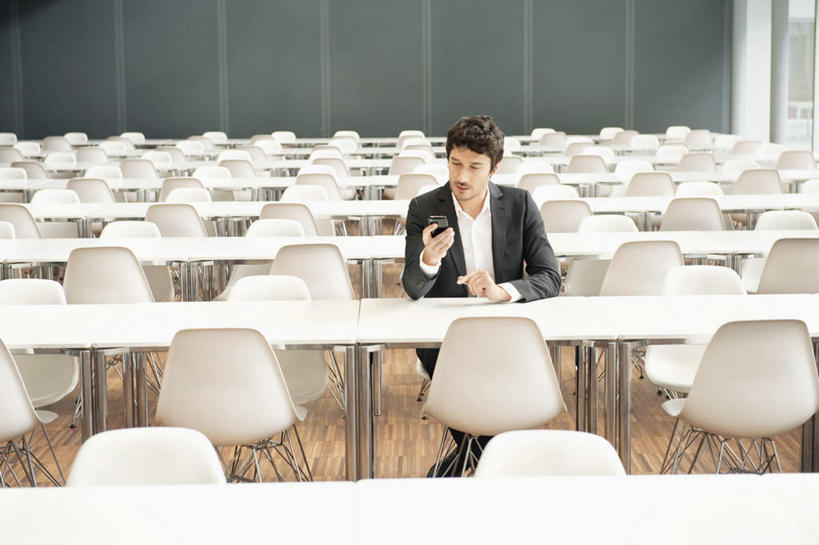 西方人,一个人,商务人士,商务男性,办公室,坐,打电话,横图,室内,白天,正面,衬衫,窗户,家具,落地窗,桌子,电话,手机,椅子,照明,欧洲,欧洲人,仅一个男性,仅一个人,仅一个中年男性,一排,许多,握,阴影,套装,整齐,反射,影子,办公桌,墙,灯光,注视,通讯设备,顶灯,玻璃窗,墙壁,墙面,灯,排列,会议椅,灯具,低头,观察,看,握着,观看,办公椅,照亮,察看,照明设备,队列,关注,商务装,工薪阶层,一部,办公家具,商务椅,培训椅,垂头,交流,男人,男性,中年男性,白种人,白领,上班族,沟通,通话,坐着,彩图,全身,衬衣