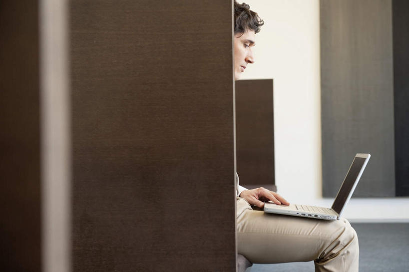 西方人,一个人,商务人士,商务男性,坐,横图,室内,白天,侧面,衬衫,电脑,笔记本电脑,椅子,欧洲,欧洲人,仅一个男性,仅一个人,仅一个中年男性,敲打,阴影,套装,朦胧,模糊,反射,网络,影子,墙,注视,输入,通讯设备,墙壁,墙面,打字,低头,观察,看,观看,点击,一台,敲击,察看,无线,关注,通信设备,商务装,无线网络,无线上网,便携式电脑,工薪阶层,按键,手提电脑,男人,男性,中年男性,白种人,白领,上班族,坐着,半身,彩图,衬衣