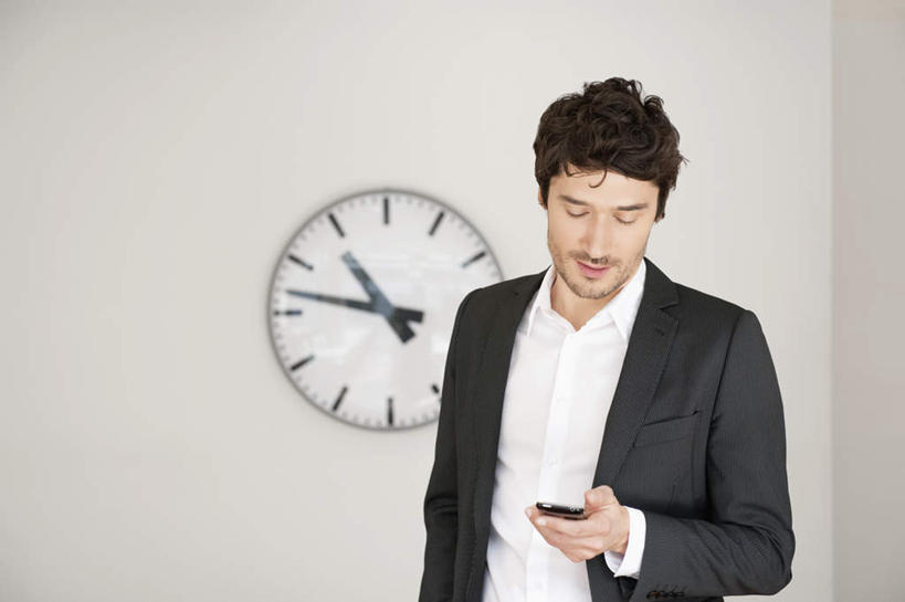 西方人,一个人,商务人士,商务男性,站,打电话,横图,室内,白天,正面,衬衫,电话,手机,欧洲,欧洲人,仅一个男性,仅一个人,仅一个中年男性,握,阴影,套装,时间,反射,时钟,影子,墙,计时,注视,通讯设备,墙壁,墙面,白色,挂钟,钟表,低头,观察,看,站着,表,握着,观看,察看,关注,商务装,工薪阶层,一部,交流,男人,男性,中年男性,白种人,白领,上班族,钟,沟通,通话,站立,半身,彩图,衬衣